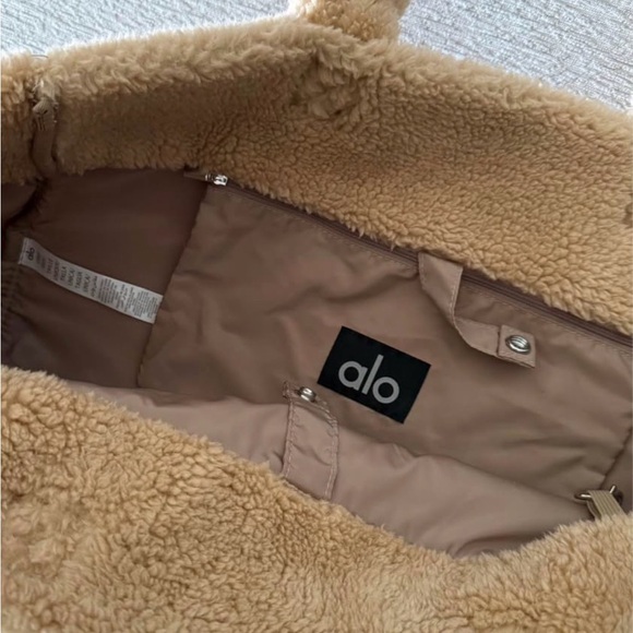 ALO Yoga Foxy Sherpa Tan Tote Bag - Picture 2 of 6
